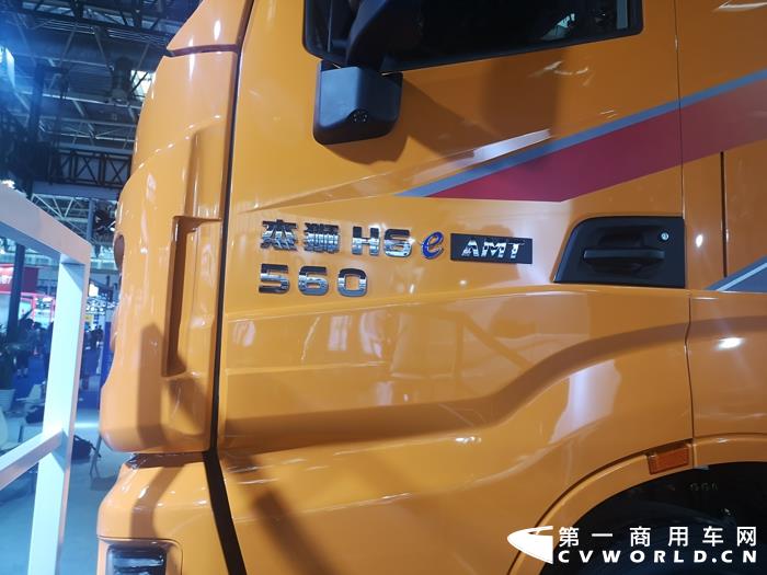 上汽红岩杰狮H6 AMT智能牵引车2.jpg