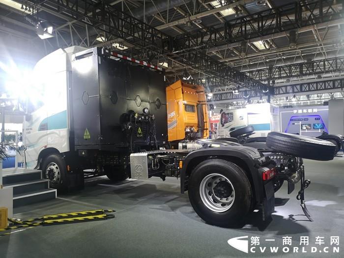 上汽红岩杰狮H6充换一体纯电动牵引车3.jpg