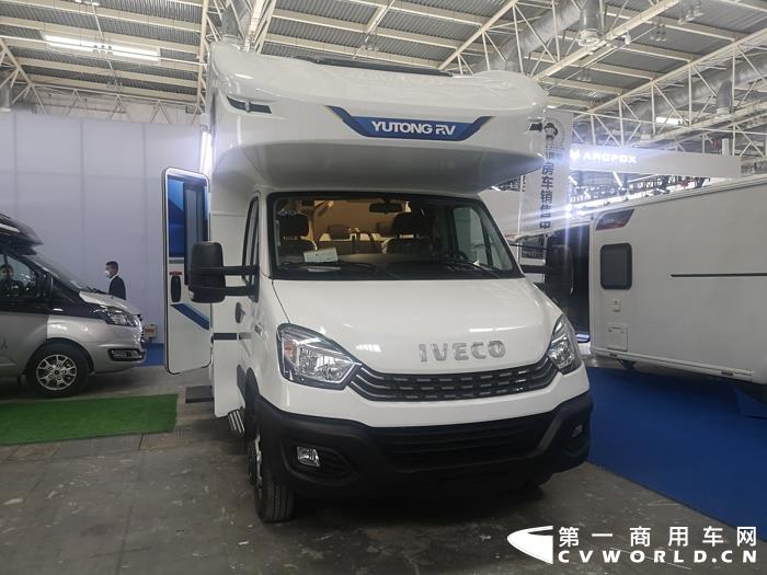 宇通房车带来两款自动挡房车，分别是依维柯欧胜8AT的房车，和新全顺的6AT房车.jpg