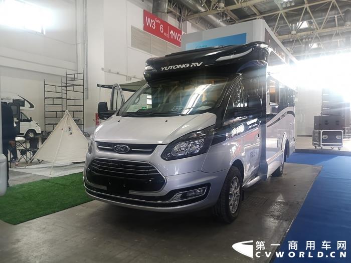 宇通房车带来两款自动挡房车，分别是依维柯欧胜8AT的房车，和新全顺的6AT房车7.jpg