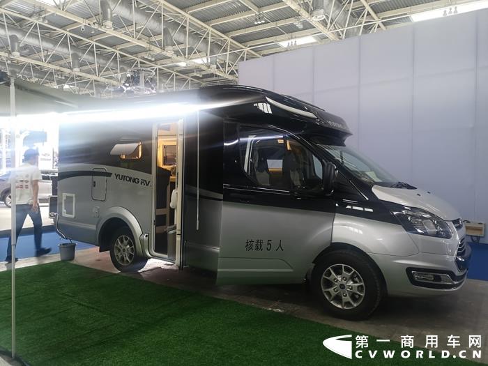 宇通房车带来两款自动挡房车，分别是依维柯欧胜8AT的房车，和新全顺的6AT房车8.jpg