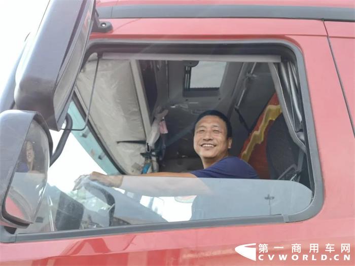 数据显示，我国约有3000万的卡车司机，他们承载着中国76%的货运总量，作为家中的顶梁柱，他们走南闯北、四海为家。