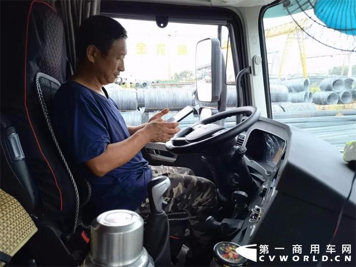 数据显示，我国约有3000万的卡车司机，他们承载着中国76%的货运总量，作为家中的顶梁柱，他们走南闯北、四海为家。