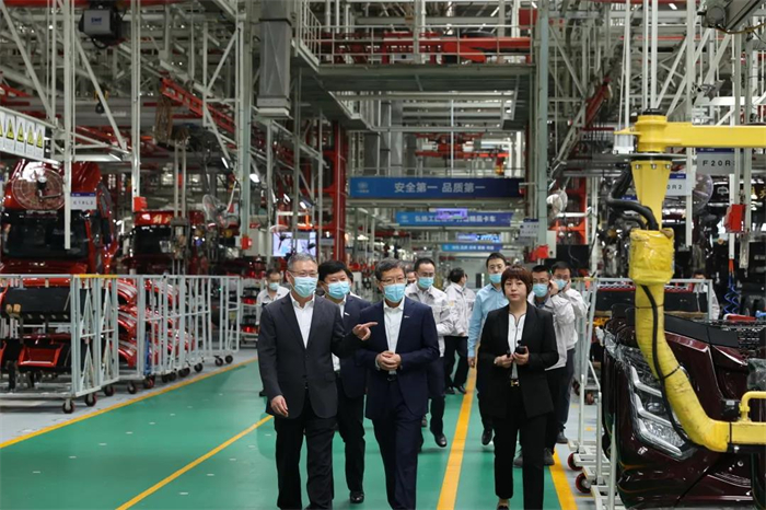 9月27日，中国一汽党委常委、副总经理周治平深入一汽解放进行现场调研，中国一汽总经理助理、一汽解放董事长、党委书记胡汉杰、一汽解放副总经理王瑞健陪同调研。