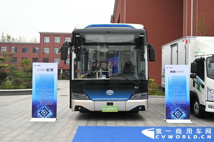 9月29日，一汽解放落子新能源，以行动响应“双碳”战略，正式成立新能源事业部。现场还举行了新能源商用车产业战略联盟签约仪式和新能源车辆10000辆订单签约仪式等。
