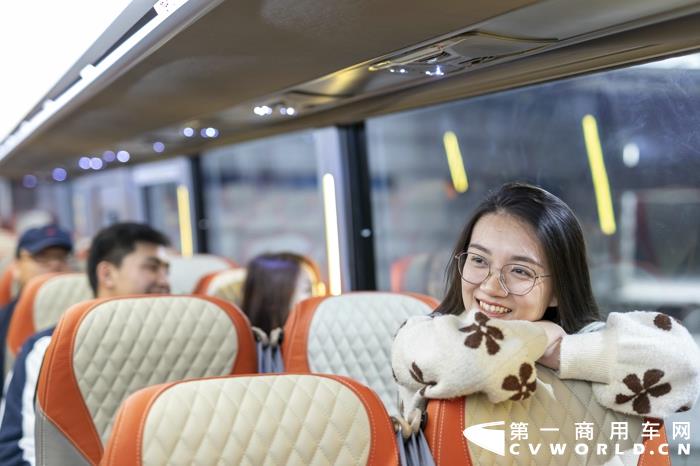 近日，中通客车新世嘉通过中汽研华诚认证（天津）有限公司“CN95健康座舱”5A级认证。值得一提的是，这也是国内首款获得该认证的旅团客车产品。