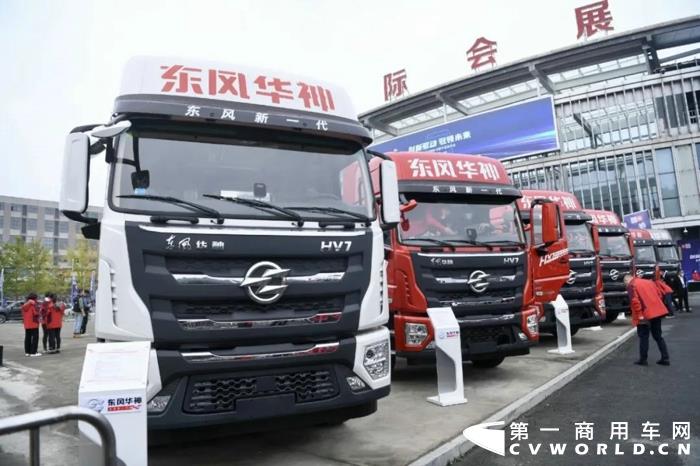 在新战略的加持下，物流车、自卸车、专用车三大品系35款华神牌新品在发布会现场强势亮相。