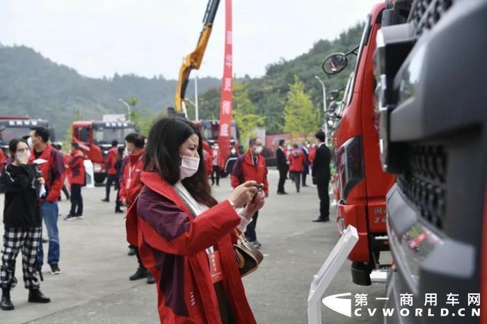 在新战略的加持下，物流车、自卸车、专用车三大品系35款华神牌新品在发布会现场强势亮相。