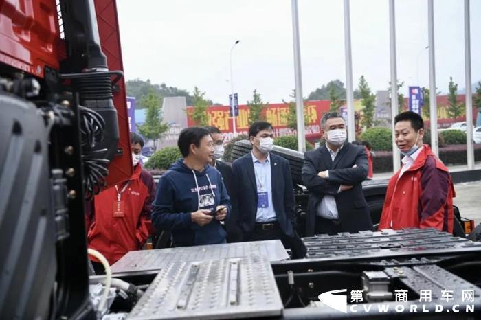 在新战略的加持下，物流车、自卸车、专用车三大品系35款华神牌新品在发布会现场强势亮相。