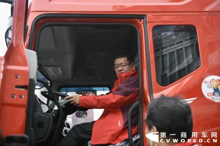 在新战略的加持下，物流车、自卸车、专用车三大品系35款华神牌新品在发布会现场强势亮相。