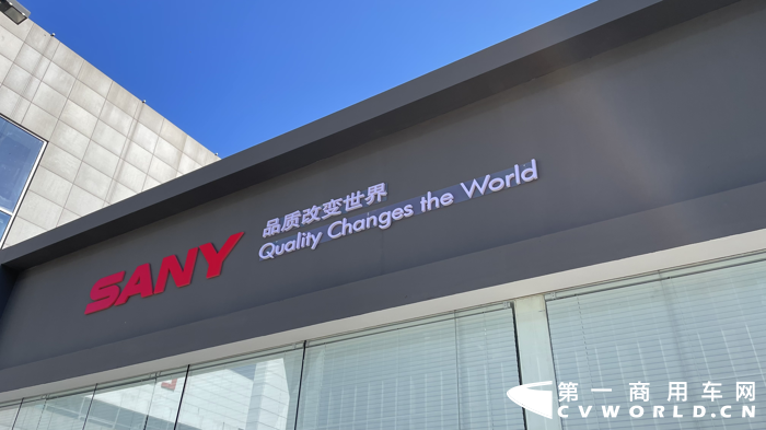 作为与商用车行业息息相关的盛大节日，第一商用车网重点关注了参展的相关商用车企业及展出的相关消防车产品。随着城市化建设以及人们对于消防安全的重视程度逐年攀升，本届消防展上，又有哪些亮点车型及底盘？请看第一商用车网的分析报道。