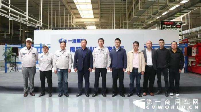10月13日，一汽解放传动事业部与吉大汽车工程学院在传动事业部举行校企战略合作签约仪式。