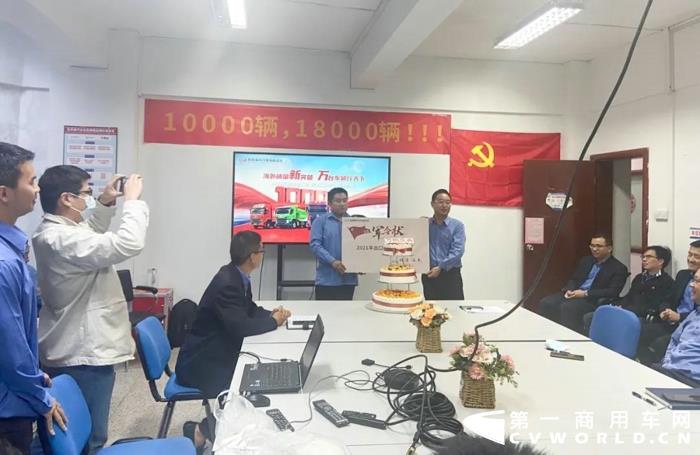 10月15日下午，进出口公司在主厂四楼会议室隆重举行销量破万庆典活动，公司党委宣颖书记，党工部韦俊部长出席活动并共同见证这一历史性时刻。