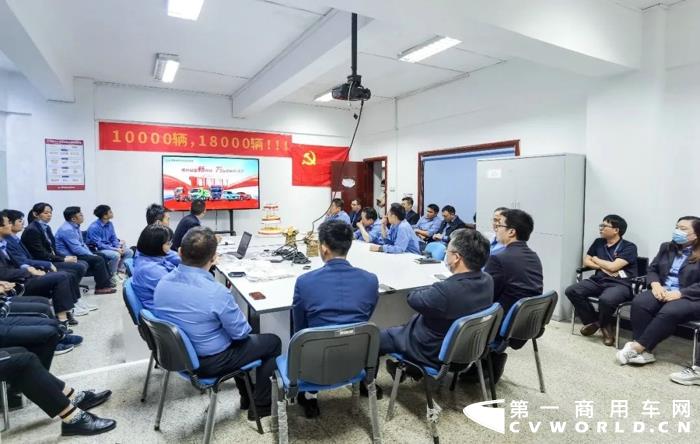 10月15日下午，进出口公司在主厂四楼会议室隆重举行销量破万庆典活动，公司党委宣颖书记，党工部韦俊部长出席活动并共同见证这一历史性时刻。