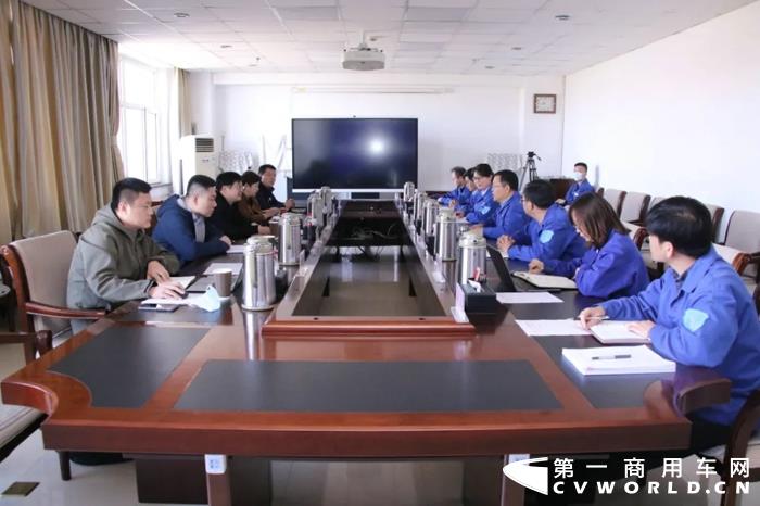 2021年10月18日，山东工业集团党委书记、董事长杨守杰，副总经理李佐丽一行来北奔重汽调研。北奔重汽党委书记、董事长何清，监事会主席王铁生，副总经理吕利萍热情接待了杨守杰一行并进行座谈。