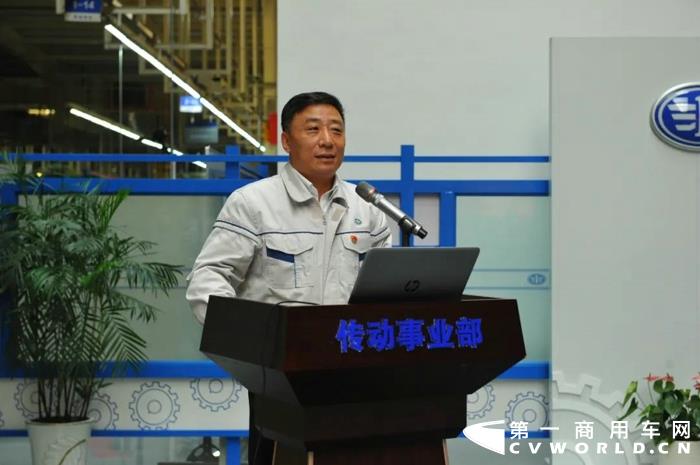 为了更好地对“质量月”活动进行阶段性总结，对未来的质量工作做好开篇谋局，做强质量软硬实力，10月15日，变速箱厂召开了质量月总结会暨质量文化建设工作方案发布会，工厂领导班子全体成员和各车间、驻厂职能部的二级经理和班组长骨干成员100余人参加会议。