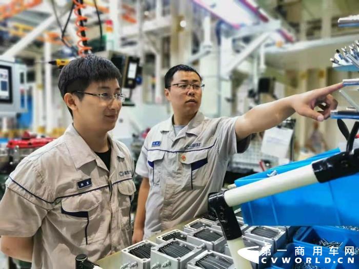 日前，全国机械工业第40次群众性质量管理成果、质量品牌故事交流大会盛大召开。发动机事业部锡柴工厂装配车间6DL内装二组参加“质量信得过班组”评选，凭借“六精工作法”，从全国30多个参赛班组中脱颖而出，获得“全国机械工业优秀质量信得过班组一等奖”，并作为优秀案例在大会总结仪式上进行发布，获得评审专家高度评价 。

