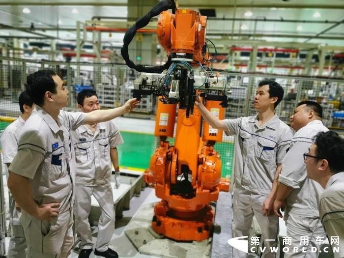 日前，全国机械工业第40次群众性质量管理成果、质量品牌故事交流大会盛大召开。发动机事业部锡柴工厂装配车间6DL内装二组参加“质量信得过班组”评选，凭借“六精工作法”，从全国30多个参赛班组中脱颖而出，获得“全国机械工业优秀质量信得过班组一等奖”，并作为优秀案例在大会总结仪式上进行发布，获得评审专家高度评价 。

