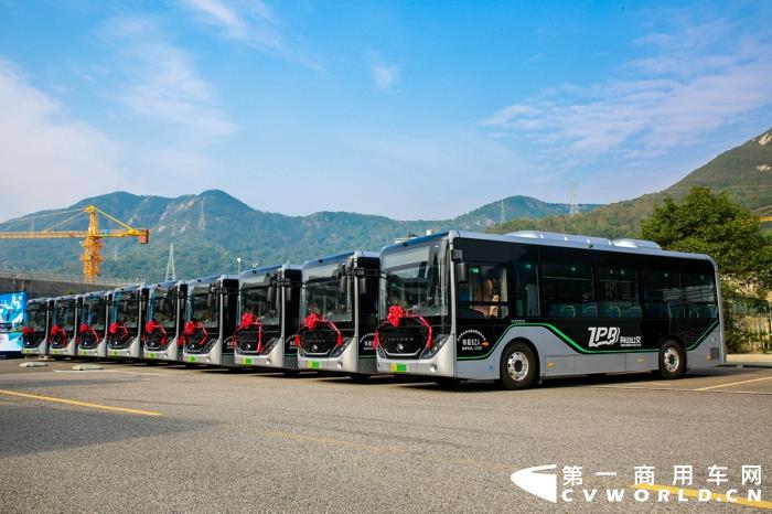 10月22日，舟山市迎来首批宇通轮边驱动纯电动公交车， 20辆公交车将在301路和38路正式上线运营，舟山市新能源公交覆盖率再次得到提升。  