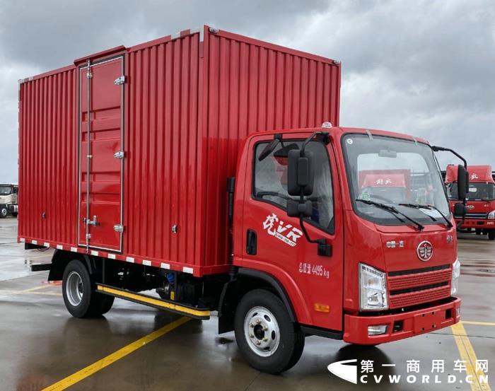 在一汽解放本次申报公示的32款柴油动力新品中，有17款产品搭载自产的解放动力（或可选择搭载解放动力），占比达到53.13%，其中有8款产品解放动力是唯一选择。