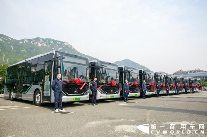 10月27日，宇通客车股份有限公司发布2021年第三季度报告。今年第三季度，宇通客车营业收入58.56亿元，同比下降2.44%；其中归属于上市公司股东的净利润为1.17亿元，同比增长24.8%。