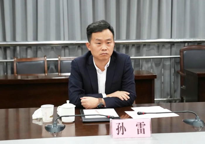 10月23日下午，徐工轻卡项目签约仪式在睢宁县委602会议室举行。项目将落户徐州空港经济开发区，预计总投资10亿元，“十四五”形成30亿元产业规模。县领导苏伟、徐军、吴应鹏，徐工集团总经理、党委副书记孙雷，徐工集团副总经理、徐工汽车事业部总经理、党委书记罗东海，徐工集团总经理助理宋超，徐工集团战略投资部部长王帅， 徐工汽车事业部总经理助理、徐工轻卡项目组组长陈森等出席签约仪式。