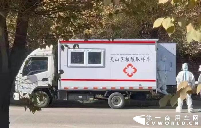 10月26日，新疆乌鲁木齐市天山区向各片区管委会配发流动核酸采样车，为辖区市民提供免费核酸检测，东风小霸王W15也位居此次流动核酸采样车之列。