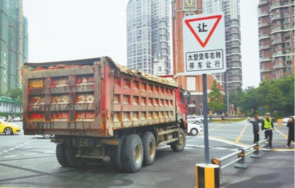 10月份，商用车市场密切关注的“蓝牌新规”未能最终颁布，那么，颁布日期就很可能会放在11月！除了蓝牌新规，在2021年的最后2个月，商用车行业还有哪些影响市场的新规、新政即将实施呢？第一商用车网已经帮您整理好了，赶快收藏起来吧！