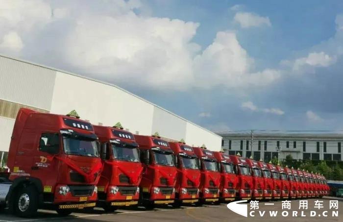 重汽豪沃T7危化品牵引车.jpg