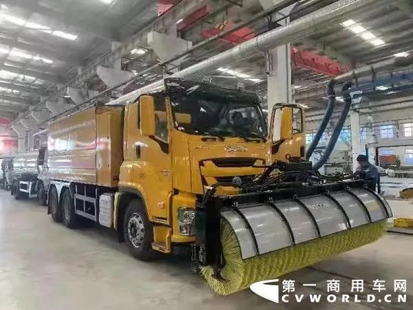 庆铃巨咖“钢铁侠”现身京城3.webp.jpg