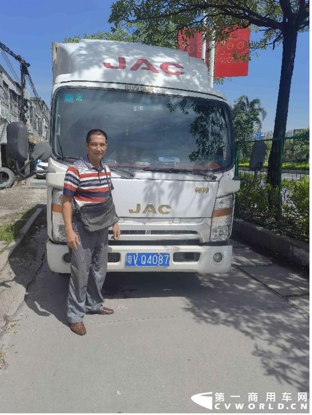 如果岁月有痕迹，广东王师傅这台饱经岁月沧桑的帅铃轻卡，以及仪表盘上999999公里的里程数，已经深深的烙在码表盘上，记录着他多年的运输历程。