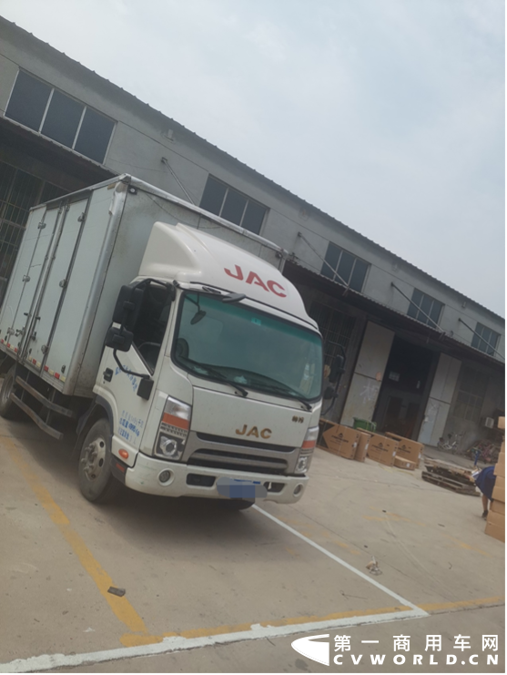 如果岁月有痕迹，广东王师傅这台饱经岁月沧桑的帅铃轻卡，以及仪表盘上999999公里的里程数，已经深深的烙在码表盘上，记录着他多年的运输历程。
