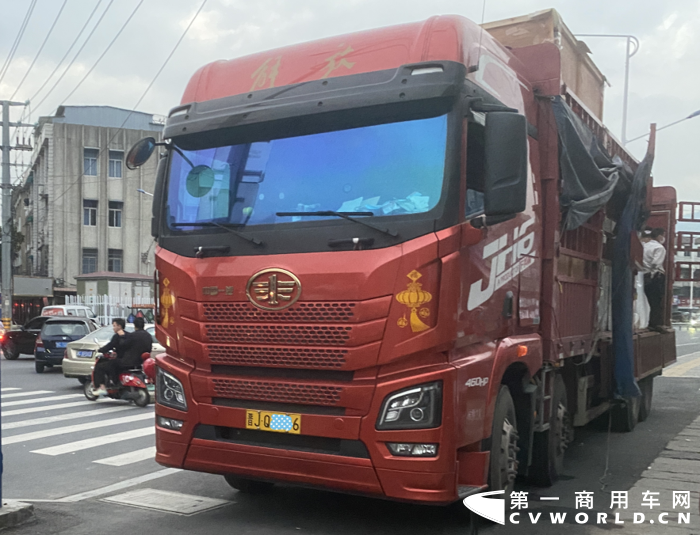 “与十年前相比，现在货运业务越来越难跑了，所以拥有一辆好车至关重要。我跑了十多年运输，开过很多货车。如何选车用车，我有自己的一套标准。当初，在试驾这辆一汽解放青汽JH6载货车时，感觉整车不仅驾乘舒适度高，而且动力性与经济性都不错，便果断入手了。”