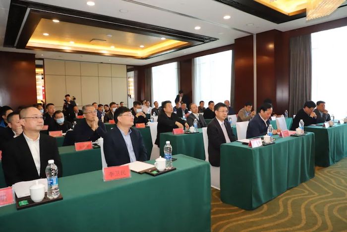 11月19日，中车电动子公司常德中车与湖南常德欣运集团股份有限公司（简称：欣运集团）签约仪式在常德举行。双方将发挥各自优势，就“城乡客运一体化及客货邮融合发展合作项目”进行全面合作。
