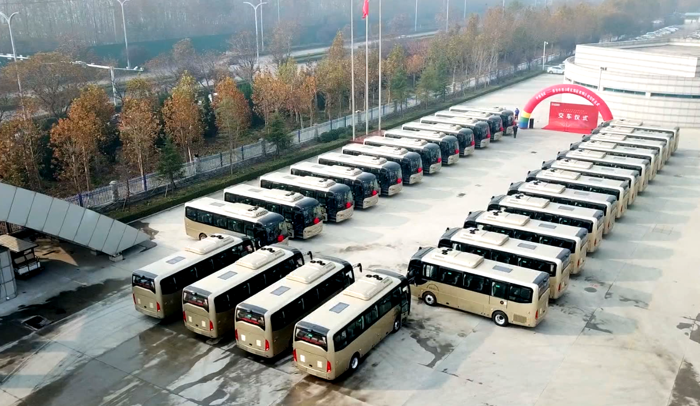 近日，中通客车40台纯电动世腾景区车正式交付泰山景区，这是泰山景区首次引进纯电动客车，将承担景区的干线接驳服务，为来自世界各地的游客提供定制化、高品质的出行保障。

