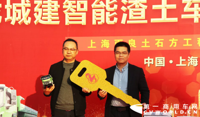 过去几个月，重卡市场持续低迷，但新能源重卡市场却热闹非凡，成为低迷市场中为数不多的亮点，8月份如此，9月份如此，10月份如此，11月份，还是如此。下面，随第一商用车网来回顾一下11月份重卡市场的签单、交车情况吧！看看谁家重卡产品又揽大单了？谁家新能源重卡又批量交付了？