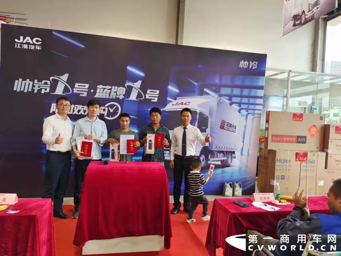 在“大吨小标”、“行业治超”等多项政策不断收紧的大环境之下，蓝牌轻卡的上牌标准日趋严格。打造高端品质的合规蓝牌轻卡，从来不仅仅是单纯的“减重”“降排”，而是需要做整车多个部件的联合开发与同步调校，是对技术实力及资源整合能力的一场考验！