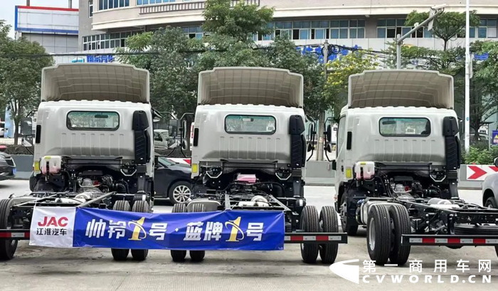 在“大吨小标”、“行业治超”等多项政策不断收紧的大环境之下，蓝牌轻卡的上牌标准日趋严格。打造高端品质的合规蓝牌轻卡，从来不仅仅是单纯的“减重”“降排”，而是需要做整车多个部件的联合开发与同步调校，是对技术实力及资源整合能力的一场考验！