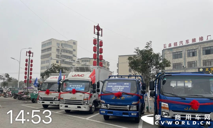 在“大吨小标”、“行业治超”等多项政策不断收紧的大环境之下，蓝牌轻卡的上牌标准日趋严格。打造高端品质的合规蓝牌轻卡，从来不仅仅是单纯的“减重”“降排”，而是需要做整车多个部件的联合开发与同步调校，是对技术实力及资源整合能力的一场考验！