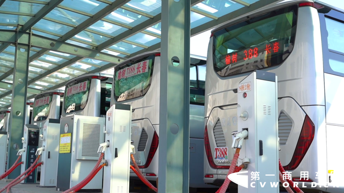 自2020年12月2日开通以来，T388路已经运营了一年时间。这条被誉为“全国最长纯电公交线路”的跨市专线是长春、榆树两地客运集团以民生为本携手探索的发展新路径，不仅树立了公交客运行业成功转型典范，而且实现了社会效益和环境效益的“双丰收”，绘就了群众美好出行的幸福图景。