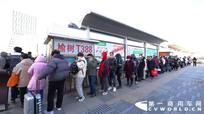 自2020年12月2日开通以来，T388路已经运营了一年时间。这条被誉为“全国最长纯电公交线路”的跨市专线是长春、榆树两地客运集团以民生为本携手探索的发展新路径，不仅树立了公交客运行业成功转型典范，而且实现了社会效益和环境效益的“双丰收”，绘就了群众美好出行的幸福图景。