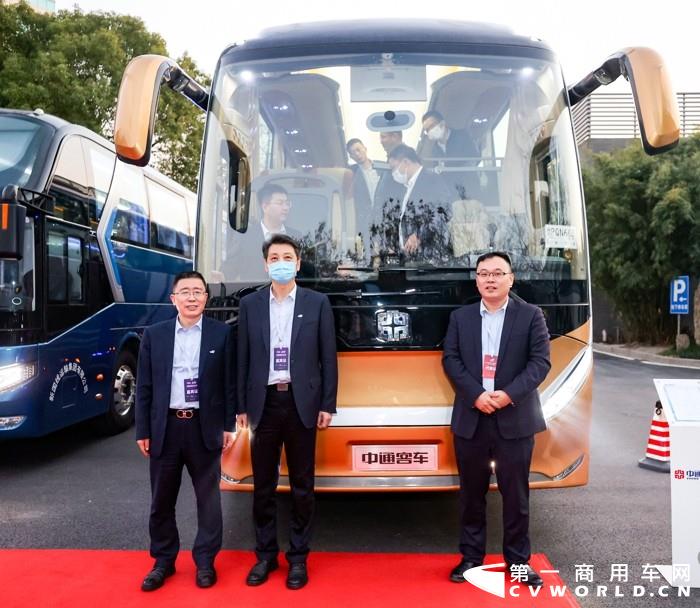 中国旅游车船协会会长，北京首汽（集团）股份有限公司党委书记、董事长赵金俊参观中通展车 (1).jpg