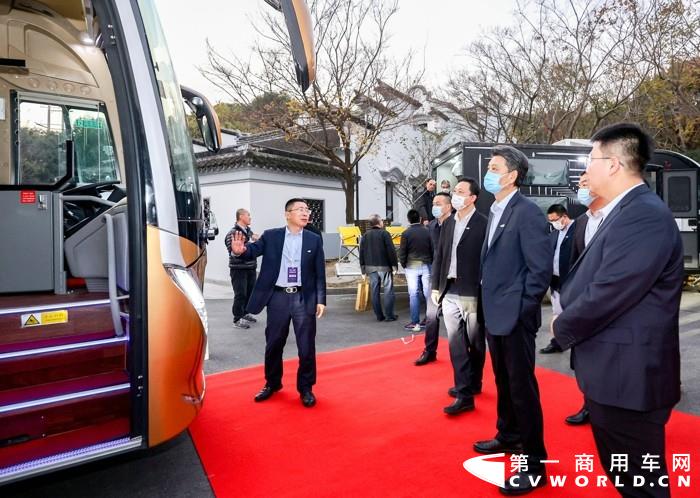 中国旅游车船协会会长，北京首汽（集团）股份有限公司党委书记、董事长赵金俊参观中通展车 (2).jpg