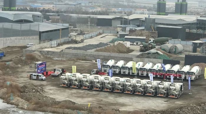 近日，山东济宁某大型搅拌站一次性豪购100辆徐工漢風G5 8x4轻量化搅拌车，创下该搅拌站的历史购车数量之最。