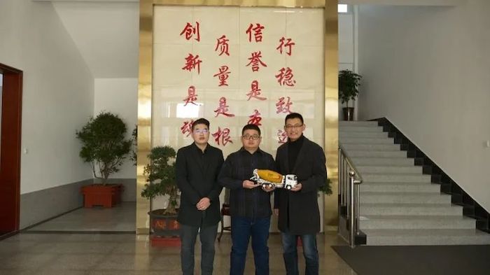 近日，山东济宁某大型搅拌站一次性豪购100辆徐工漢風G5 8x4轻量化搅拌车，创下该搅拌站的历史购车数量之最。