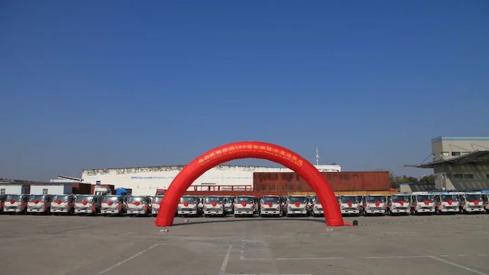 近日，为庆祝首次向巴西批量发运100辆电动轻卡，JAC国际公司在合肥市举办了一场别开生面的发运仪式。