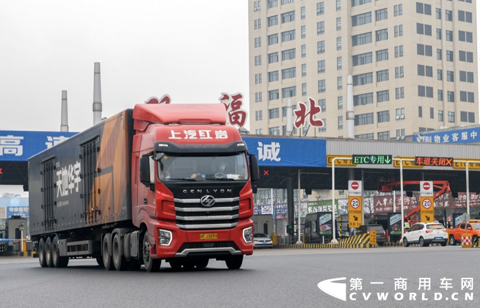 从成都出发到苏州，中途经停重庆，车货总重40吨左右，2200公里的长途干线运输仅用了30小时，红岩杰狮H6牵引车是如何做到的？不妨跟随杨师傅一探究竟。