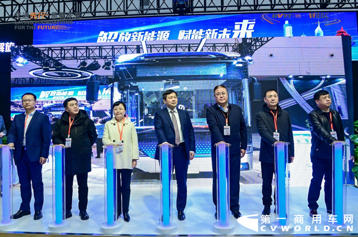  12月21日，“2021世界道路运输与公交车辆大会”在青岛红岛国际会展中心隆重开幕。