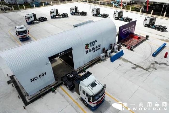 日前，汉马科技首批出口华菱电动重卡交付仪式成功举行，交付车辆包括华菱换电牵引车、华菱纯电牵引车、华菱换电自卸底盘，华菱纯电自卸底盘等多种车型。他们将远渡重洋，抵达南美洲为巴西客户服务。这是汉马科技新能源产品首次出口海外，也是中国电动重卡首次出口巴西。