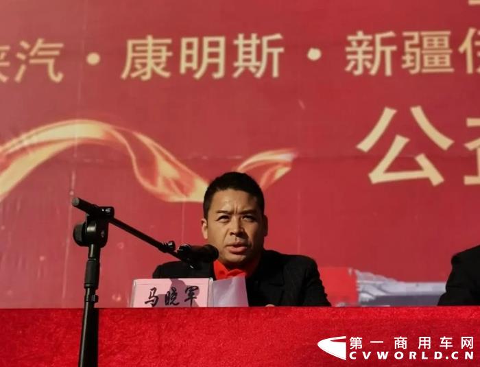 此次活动捐赠对象为贫困中小学生，人数高达500余人，活动现场，学生们穿戴整洁，队列整齐，散发着蓬勃生机，入场时纷纷敬礼表达敬意。
